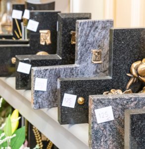 fleurs dans un vase dans un cimetiere