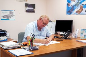 fleurs dans un vase dans un cimetiere