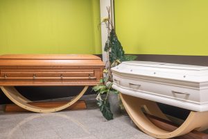 fleurs dans un vase dans un cimetiere